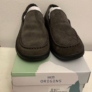 New Earth origins faux suede slippers size 10.